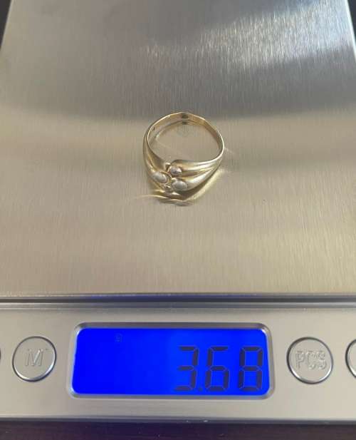 9CT SOLID GOLD LADIES RING (SB Marking) WITH 4 X CZ  +/-17mm I/D and 20mm O/D  3.68 GRAMS - (RING1 )