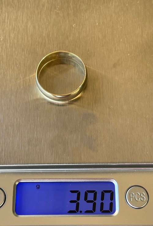 9ct (375) Yellow Gold 6mm Mens Wedding Band/Ring - Size +/-23mm O/D and 21mm I/D and Weighs 3.90g