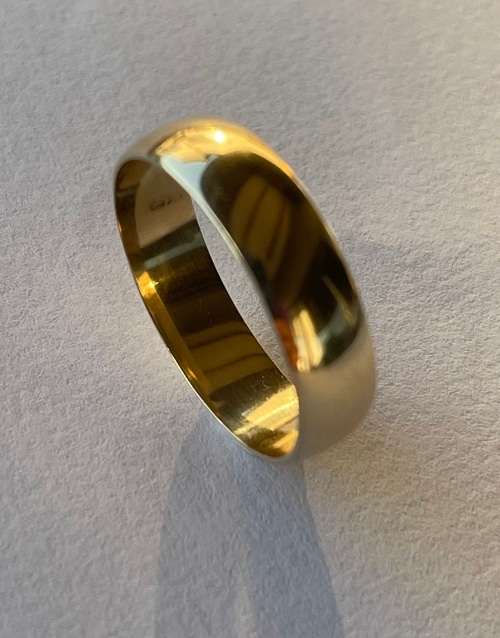 9ct (375) Yellow Gold 6mm Mens Wedding Band/Ring - Size +/-23mm O/D and 21mm I/D and Weighs 3.90g