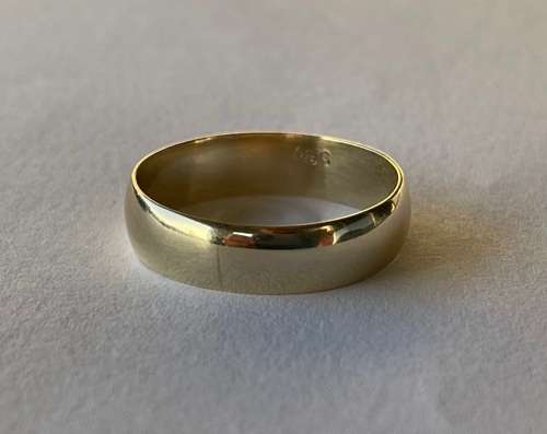 9ct (375) Yellow Gold 6mm Mens Wedding Band/Ring - Size +/-23mm O/D and 21mm I/D and Weighs 3.90g