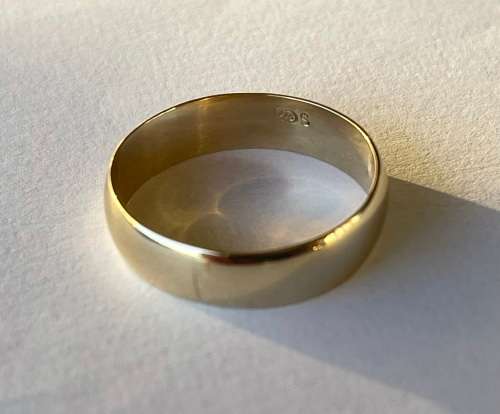 9ct (375) Yellow Gold 6mm Mens Wedding Band/Ring - Size +/-23mm O/D and 21mm I/D and Weighs 3.90g