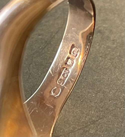 9CT SOLID GOLD SIGNET RING and ONYX STONE - Ring size +/-19mm I/D and 21.5mm O/D  8.40 GRAMS