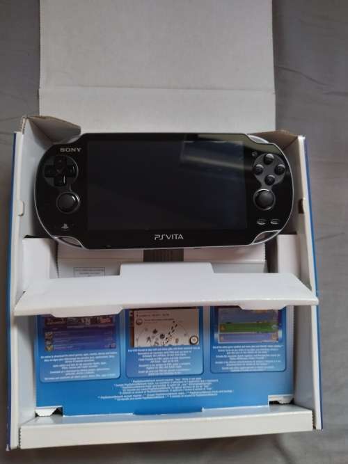 Sony Playstation Vita (3G / WiFi) + 1 Game