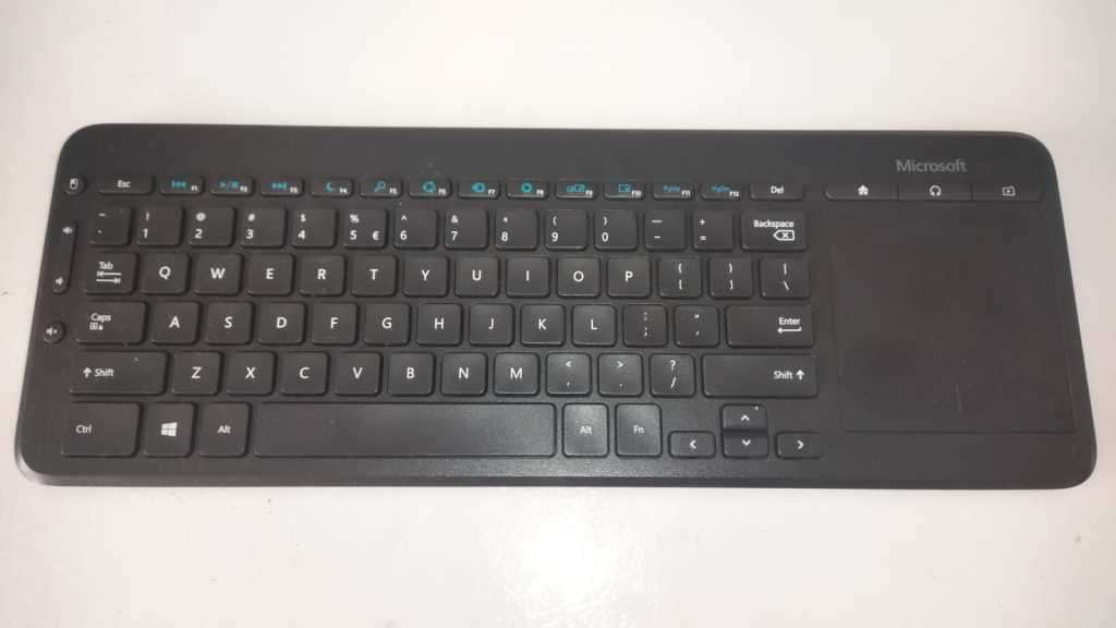 Intel NUC 8 Rugged NUC8CHK (64 GB emmc / 4 GB ram) + Microsoft All-in-One Wireless Media Keyboard