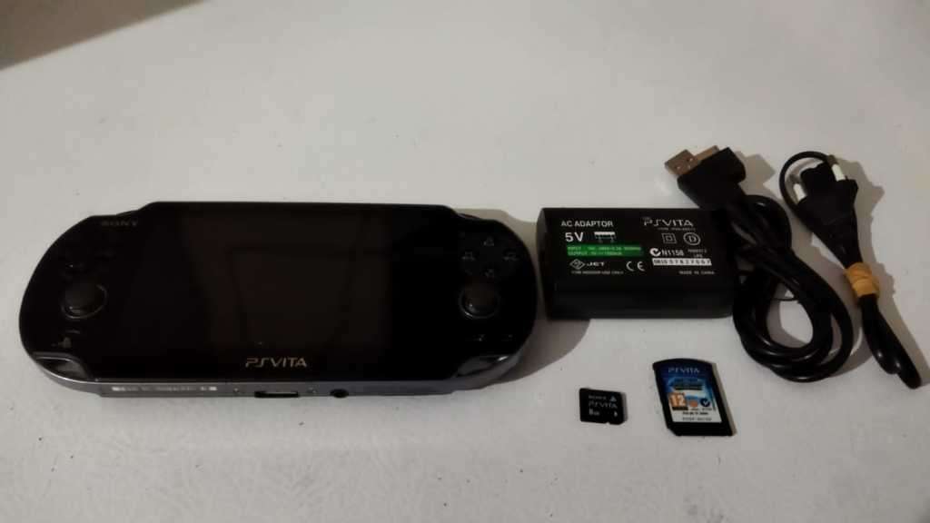 Sony Playstation Vita (3G / WiFi) + 1 Game+ 8 GB memory card