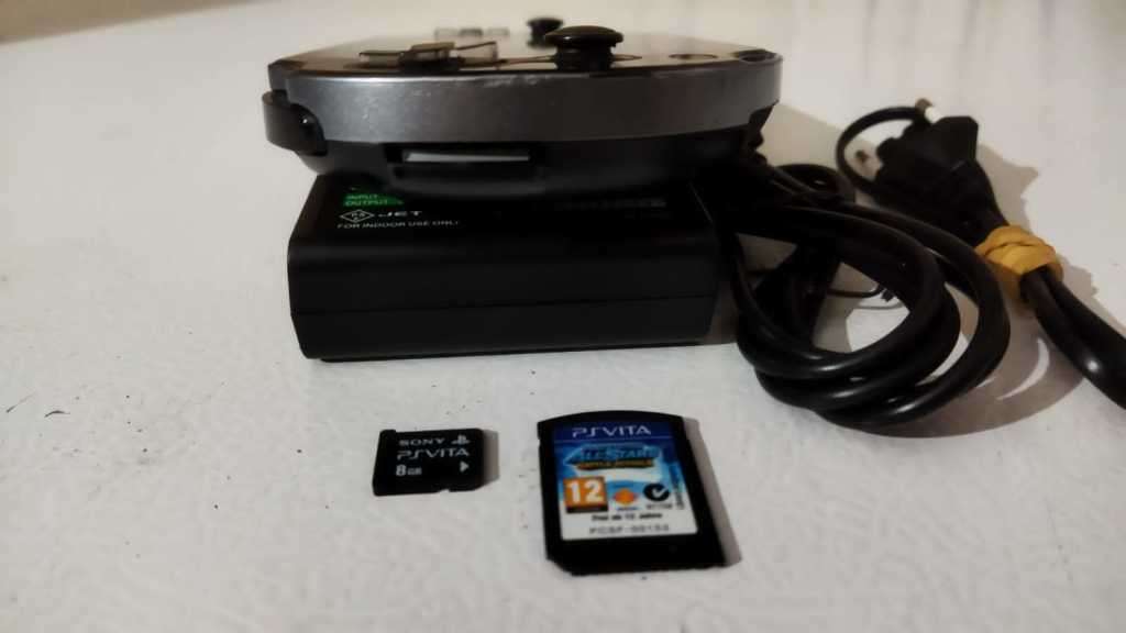 Sony Playstation Vita (3G / WiFi) + 1 Game+ 8 GB memory card