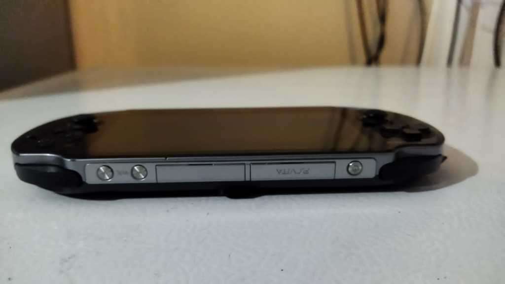 Sony Playstation Vita (3G / WiFi) + 1 Game+ 8 GB memory card