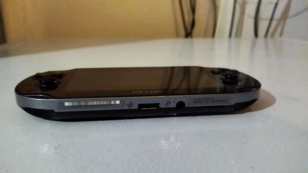 Sony Playstation Vita (3G / WiFi) + 1 Game+ 8 GB memory card