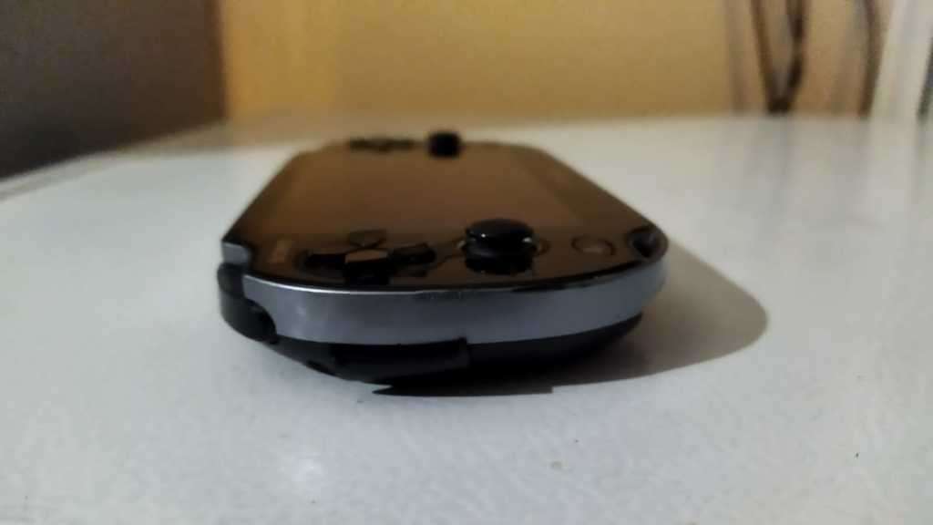 Sony Playstation Vita (3G / WiFi) + 1 Game+ 8 GB memory card