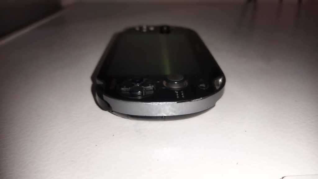 Sony Playstation Vita (3G / WiFi) + 1 Game+ 8 GB memory card