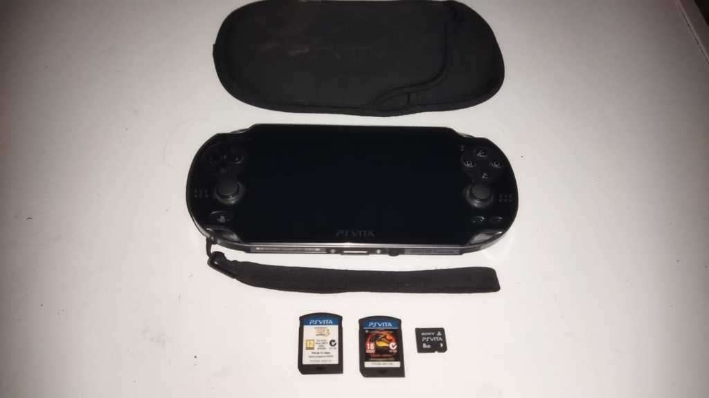 Sony Playstation Vita + 2 Games + 8 GB Memory Card + pouch