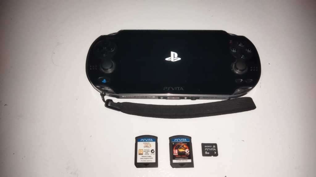Sony Playstation Vita + 2 Games + 8 GB Memory Card + pouch