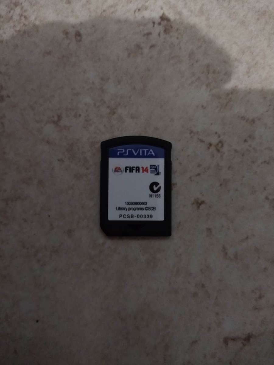 Playstation Vita (3G / Wifi) +  FIFA 14 + Charger