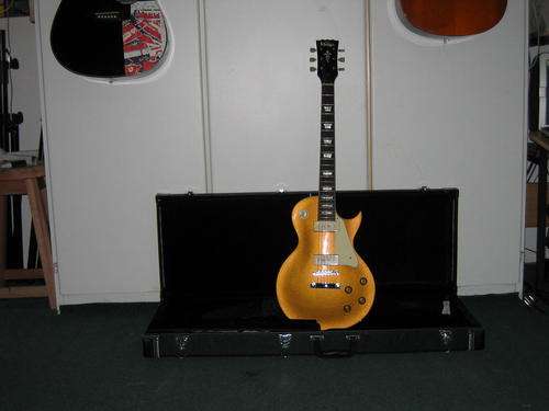 Vintage Les Paul guitar with Wilkinson pickups & hard case