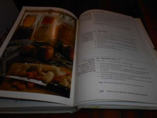 Van Wyk, Magdaleen: THE COMPLETE SOUTH AFRICAN PICTORIAL COOKBOOK  CNA 1981 illus hardback