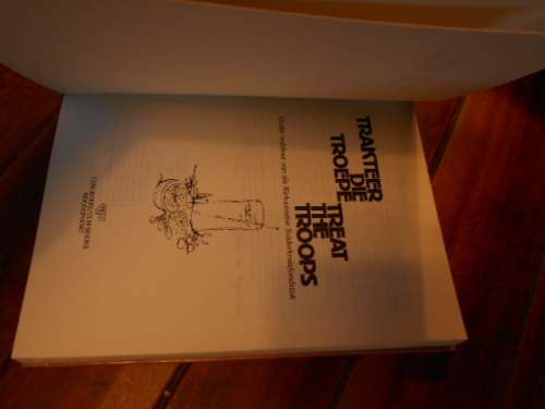 TRAKTEER DIE TROEPE / TREAT THE TROOPS. Kirkwood Suiderkruisfondstak Cumboeke 1984  hardebandboek