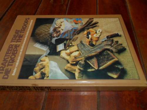 TRAKTEER DIE TROEPE / TREAT THE TROOPS. Kirkwood Suiderkruisfondstak Cumboeke 1984  hardebandboek