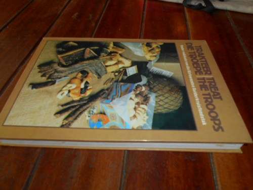 TRAKTEER DIE TROEPE / TREAT THE TROOPS. Kirkwood Suiderkruisfondstak Cumboeke 1984  hardebandboek