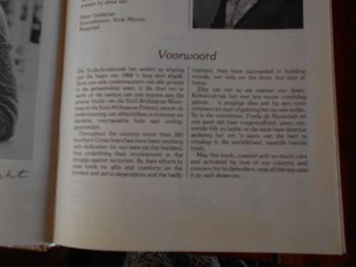 TRAKTEER DIE TROEPE / TREAT THE TROOPS. Kirkwood Suiderkruisfondstak Cumboeke 1984  hardebandboek