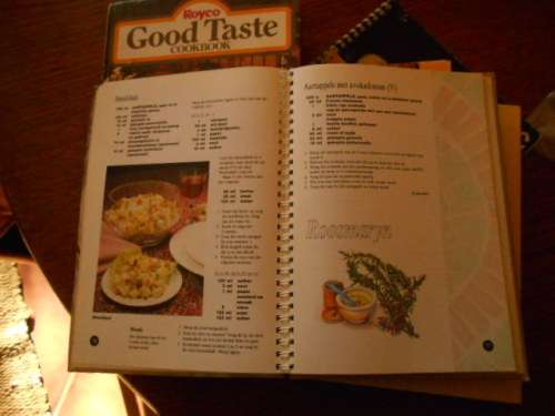 5 SOUTH AFRICAN RECIPE BOOKS - TASTIC, BANANAS, ROYCO, AARTAPPEL, DROEVRUGTE