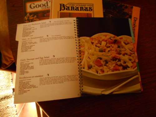 5 SOUTH AFRICAN RECIPE BOOKS - TASTIC, BANANAS, ROYCO, AARTAPPEL, DROEVRUGTE