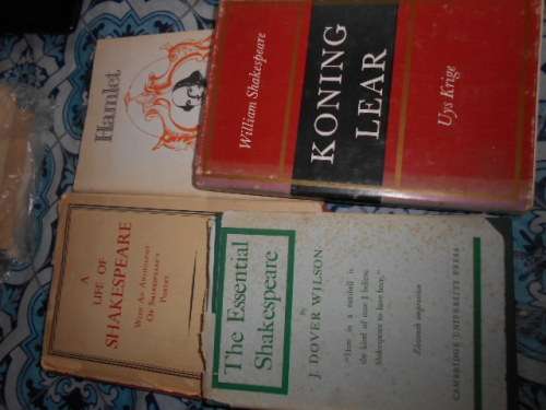 4 SHAKESPEARE BOOKS - HAMLET, THE ESSENTIAL SHAKESPEARE, LIFE OF SHAKESPEARE, KONING LEAR
