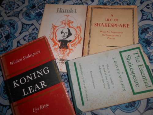 4 SHAKESPEARE BOOKS - HAMLET, THE ESSENTIAL SHAKESPEARE, LIFE OF SHAKESPEARE, KONING LEAR