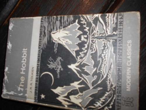 JRR TOLKIEN - THE HOBBIT - MODERN CLASSICS - HERITAGE OF LITERATURE SERIES NO 88 - 1969 ED LONGMANS.
