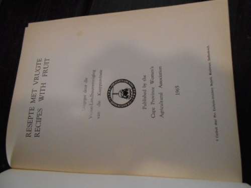 RESEPTE MET VRUGTE/RECIPES WITH FRUIT - Vroue-Landbouvereniging van Kaapprovinsie 1965