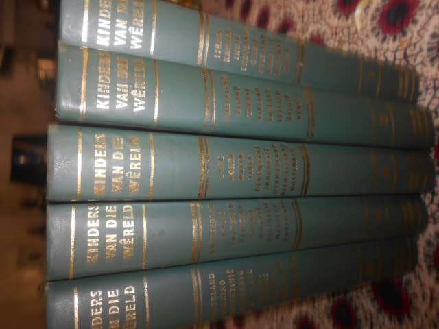 DR CF ALBERTYN -  KINDERS VAN DIE WERELD (stories)  -  5 van 8 boeke