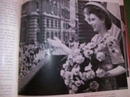 THE YOUNG QUEEN - LIFE STORY (lovely illustrated)HER MAJESTY QUEEN ELIZABETH II illustr.