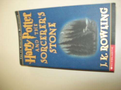 JK ROWLING - HARRY POTTER AND THE SORCERERS STONE  SOFTBACK  1998