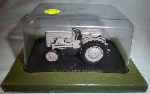 A LOVELY BOXED MINIATURE FERGUSON TE-20 (1947) TRACTOR, DIE CAST METAL