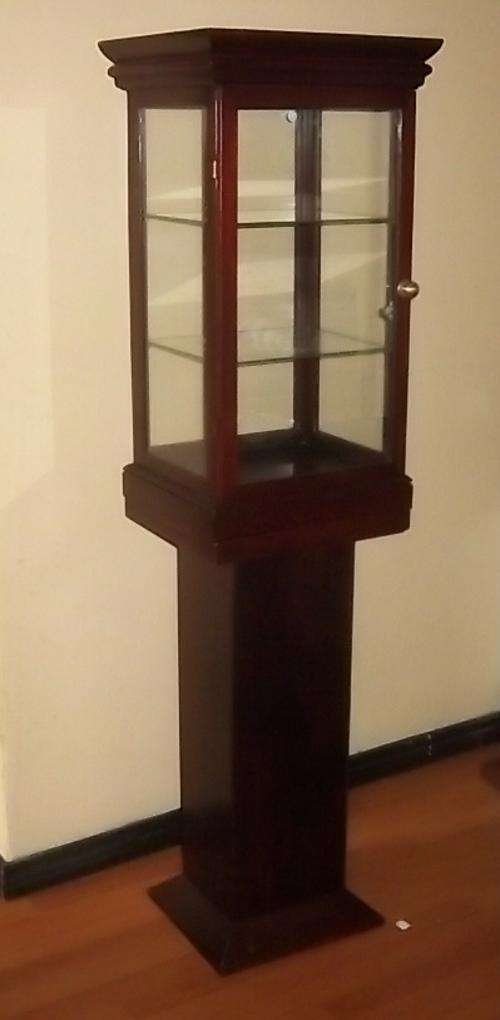 A VERY NICE OREGON DISPLAY CABINET ON A STAND, BRASS HANDLE