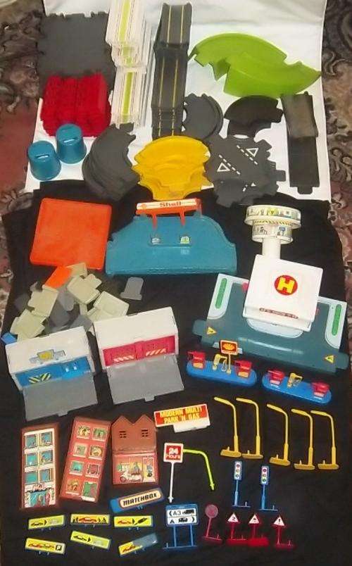 A HUGE MIXED LOT OF VINTAGE MATCHBOX SETS STARTING AT R1