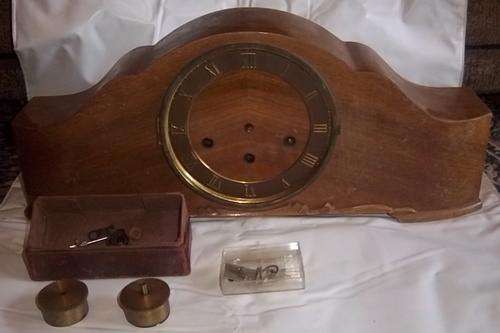 A MANTLE CLOCK FOR REPAIR OR PARTS STARTING AT R1
