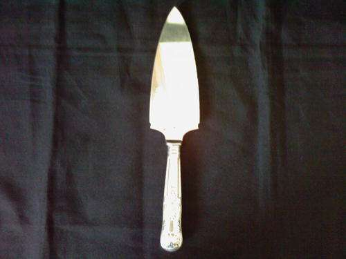 A STUNNING KINGS PATTERN CAKE LIFTER