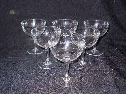 A STUNNING SET X6 WINE GLASSES