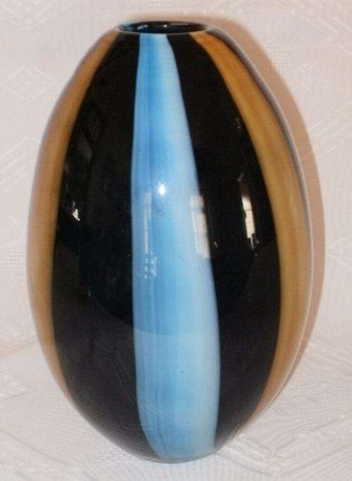 A NICE COLOURFULL GLASS VASE
