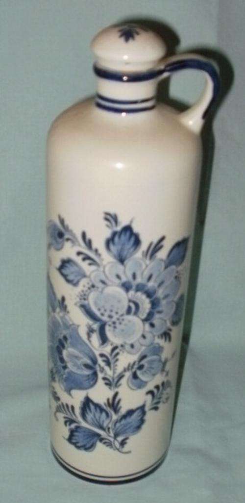 A DELFT BOLS BOTTLE