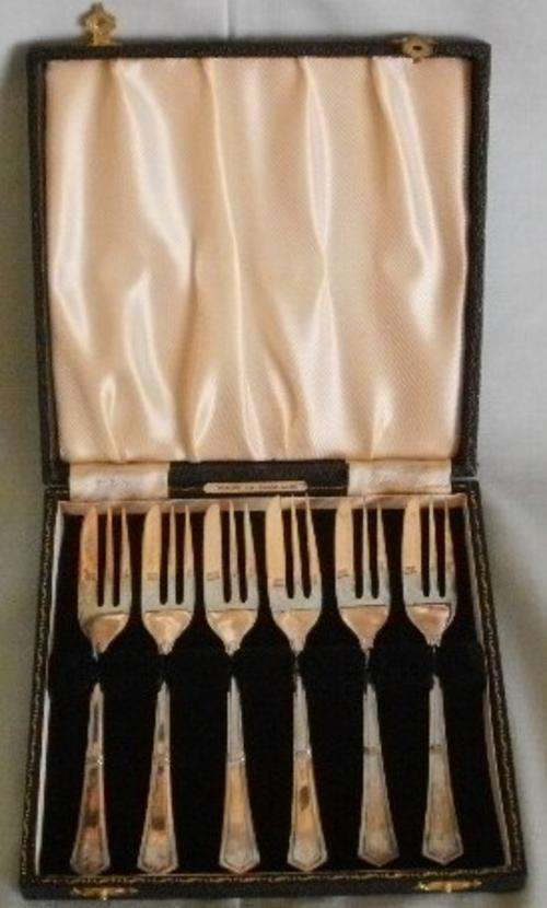 A LOVELY BOXED SET X6 EPNS CAKE FORKS