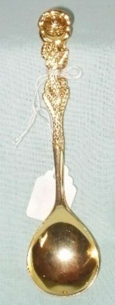 A STUNNING EETRITE ROSE PATTERN SUGAR SPOON
