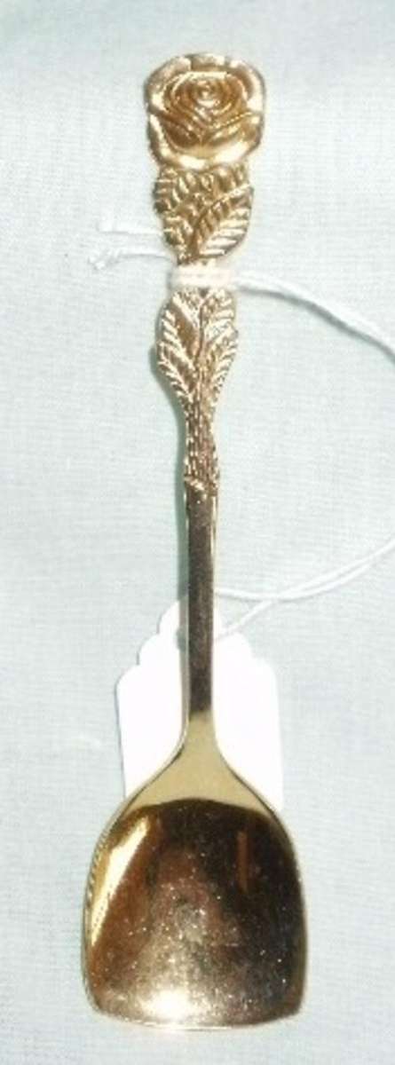 A STUNNING EETRITE ROSE PATTERN JAM SPOON