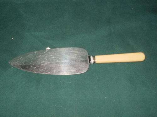 A BONE HANDLE CAKE LIFTER