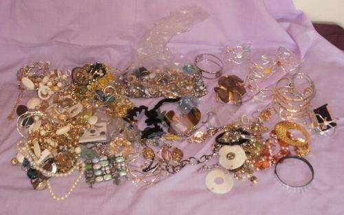 LOT OF FASSION JEWELLERY FOR REPAIR OR PARTS