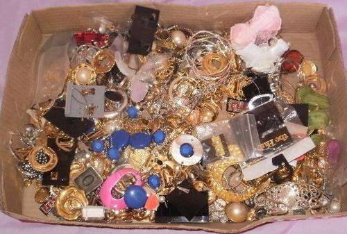 LOT OF FASSION JEWELLERY FOR REPAIR OR PARTS (2)