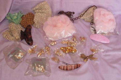 LOT OF FASSION JEWELLERY BROOCHES, HAIR STUFF, CUFFLINKS......