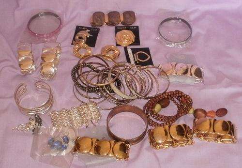 LOT OF FASSION JEWELLERY BANGLES AND SCARF CLIPS