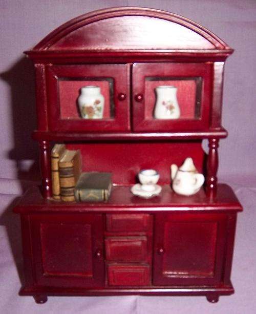 A NICE VINTAGE LIKE DOLLS HOUSE SIDEBOARD WITH BOOKS AND VASES