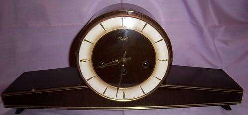 A WEST MINISTER CHIMING KIENZEL MANTEL CLOCK